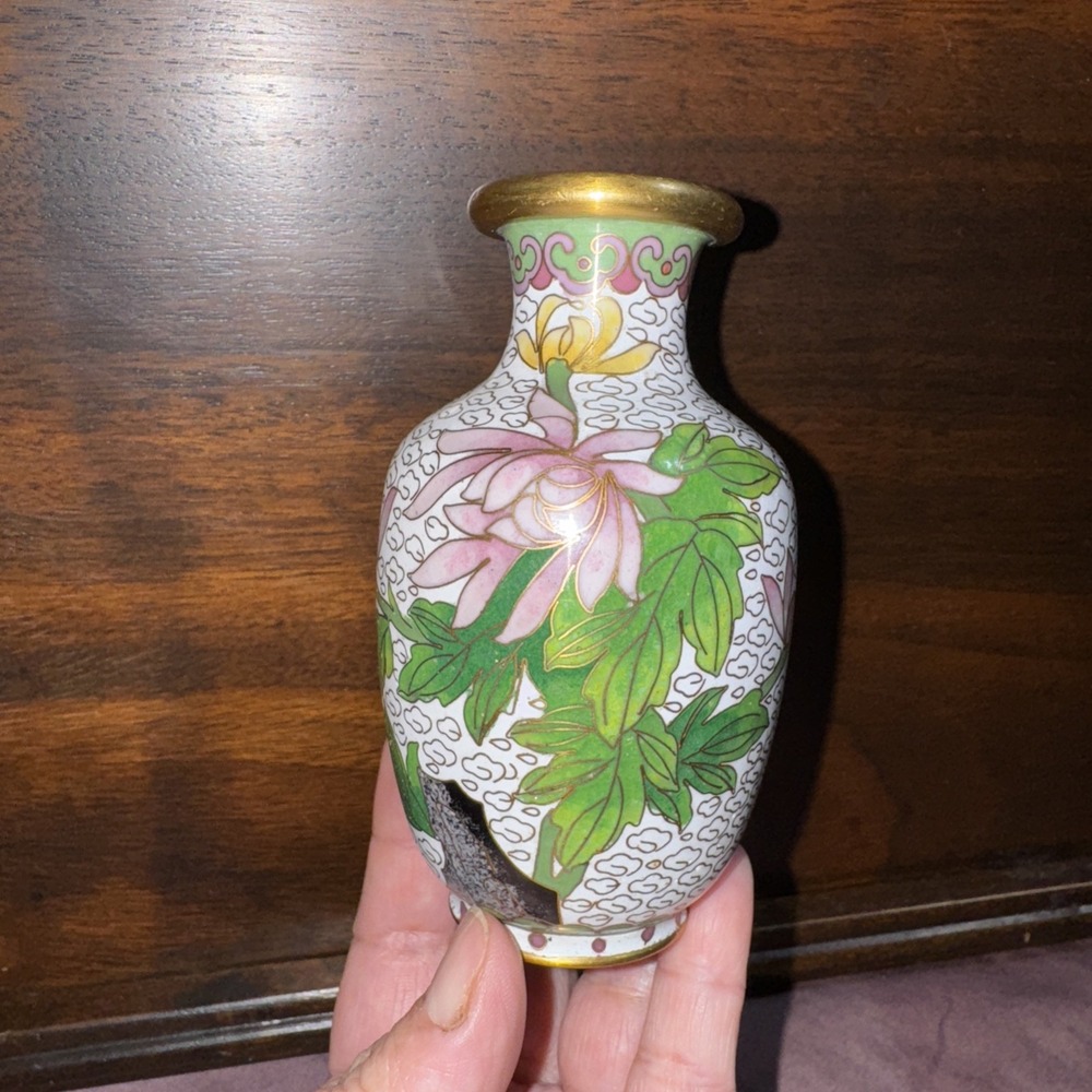 Bulb Vase Beautiful Flowers 5" tall. Small‎ Damage See Picture. - Picture 2 of 11